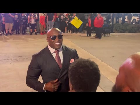 Bobby Lashley Interacts with Fans after WWE Smackdown Ends!!